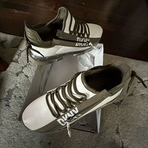 New, never warn
DKNY Women’s Tokyo Lace Up Zip Sneakersers